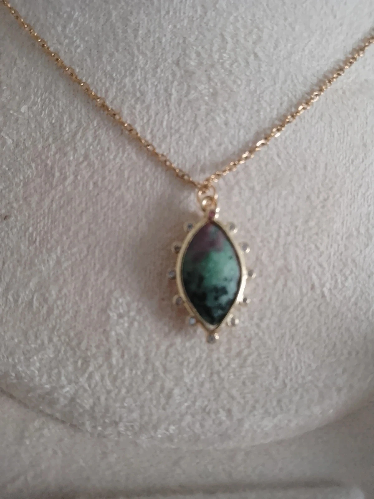 Collier bohème minimaliste pierre de rubis sur zoisite naturelle avec sertissage zircons blancs – photo 3